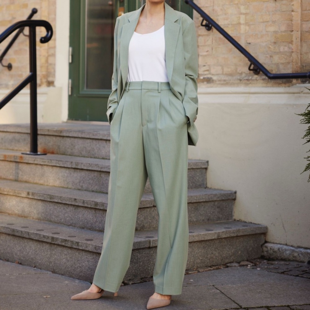 Uniqlo Green Wide-Leg Pleated Pants - Picture 2 of 10